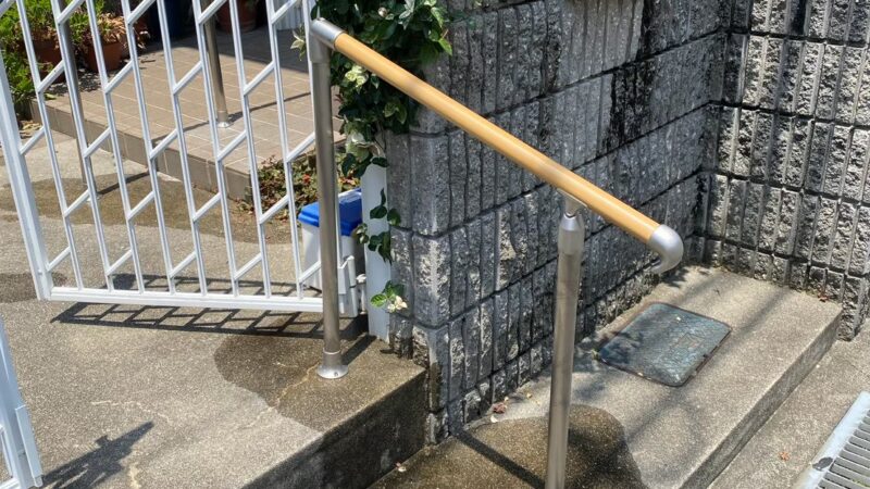 玄関の段差が怖くなったら｜屋外アプローチに手すりを設置した事例
